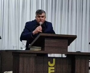 Pastor Sérgio Carvinho morre durante culto online e comoove fiéis