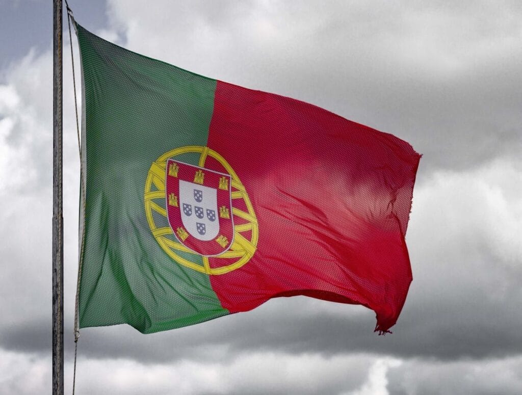 Portugal notifica 5.386 brasileiros para deixar o país após negar pedidos de residência.