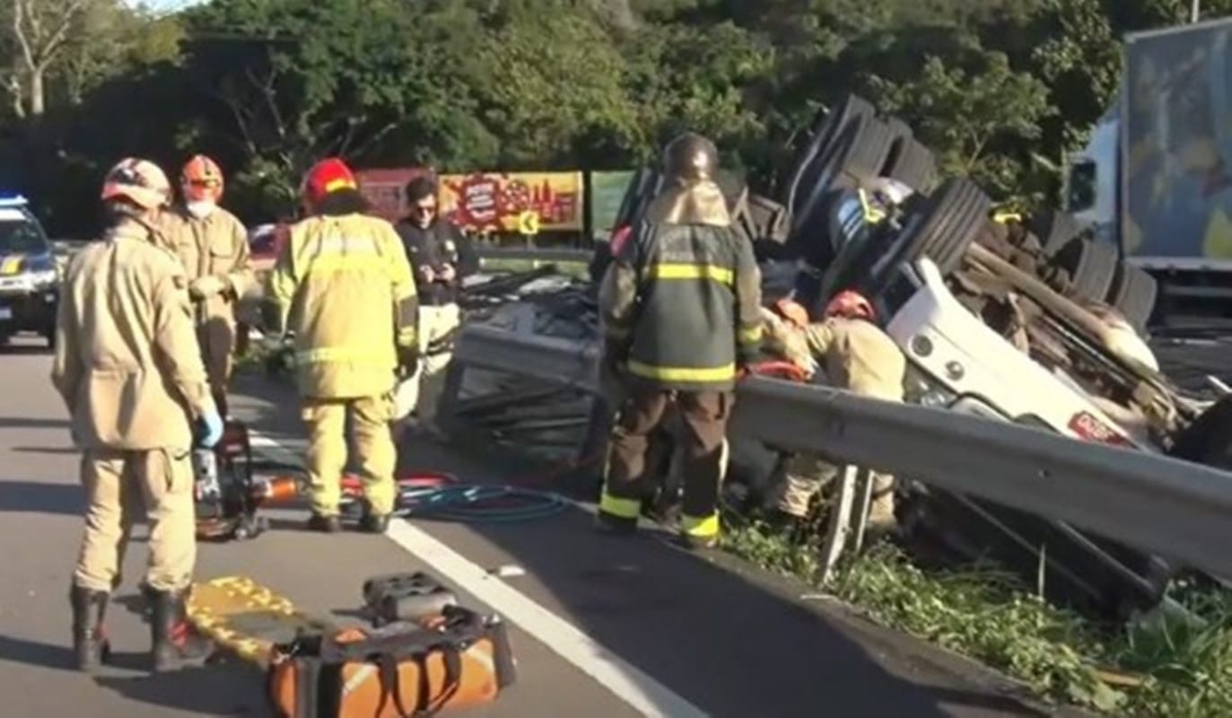 Acidente de Trânsito em Rodovia da Paraíba: Carreta Tomba e Deixa Vítima Presa às Ferragens