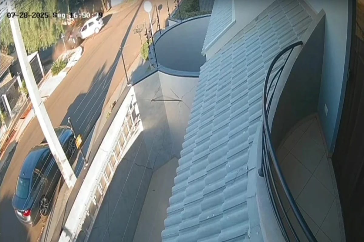 Acidente em Maringá: Carro capota após colisão em cruzamento; vídeo mostra momento