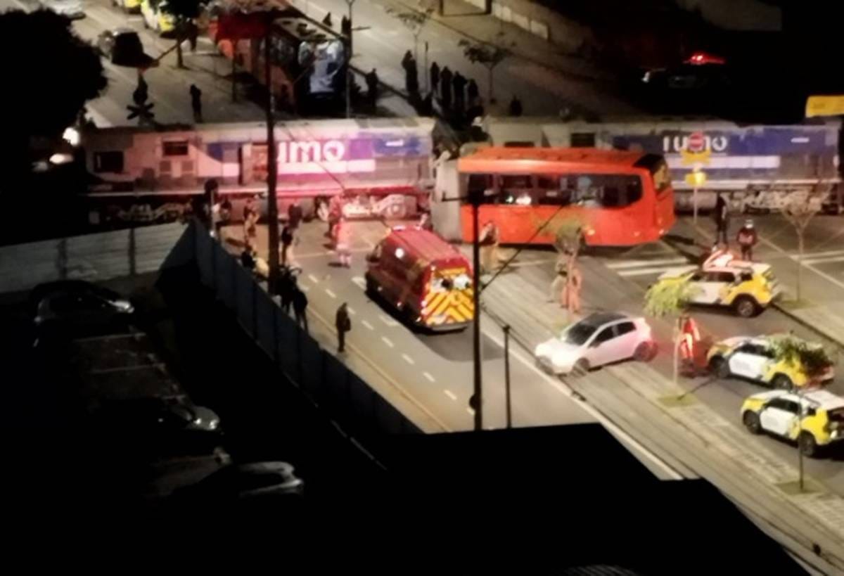 Acidente no Paraná: Ônibus se parte ao meio após colisão com trem; 11 feridos