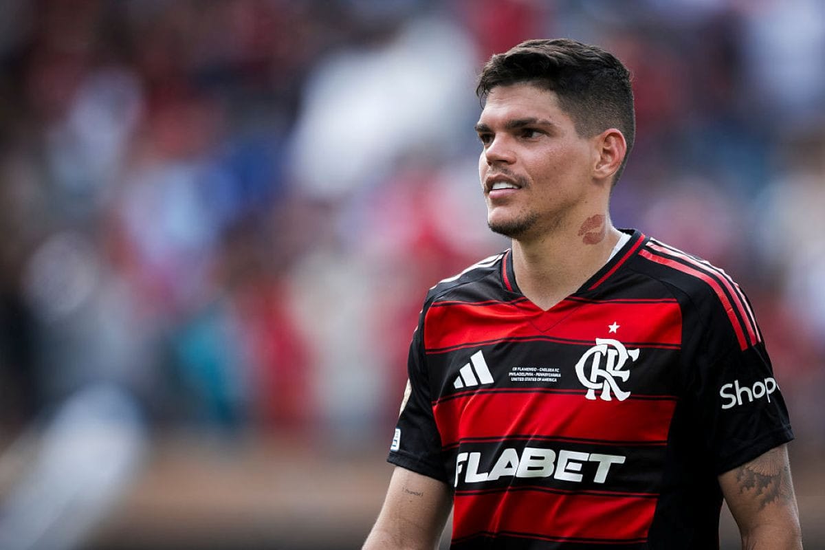 Ayrton Lucas: Flamengo Recupera Forças para Duelo Crucial da Copa do Brasil