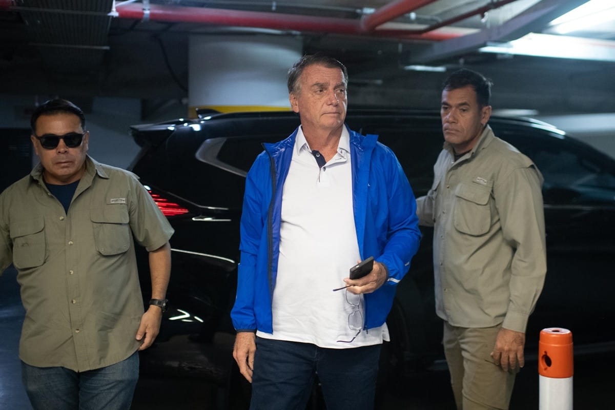 Bolsonaro em Dilema Sobre Motociata: Influência de Michelle e Decisão Ainda em Aberto