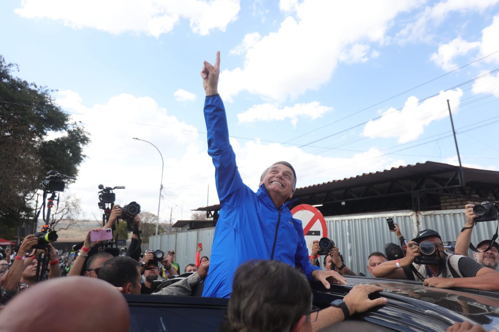 Bolsonaro Participa de Motociata com Apoio de Michelle, Celina e Flávio