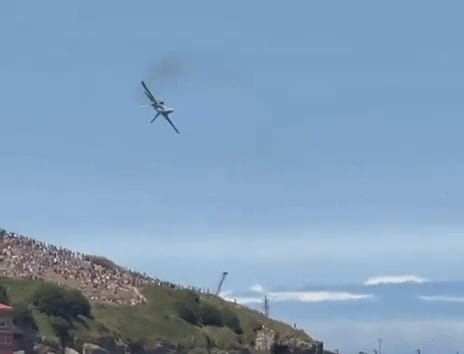 Caça F-18 Realiza Manobra de Emergência: Análise da Situação em Festival Aéreo Espanhol