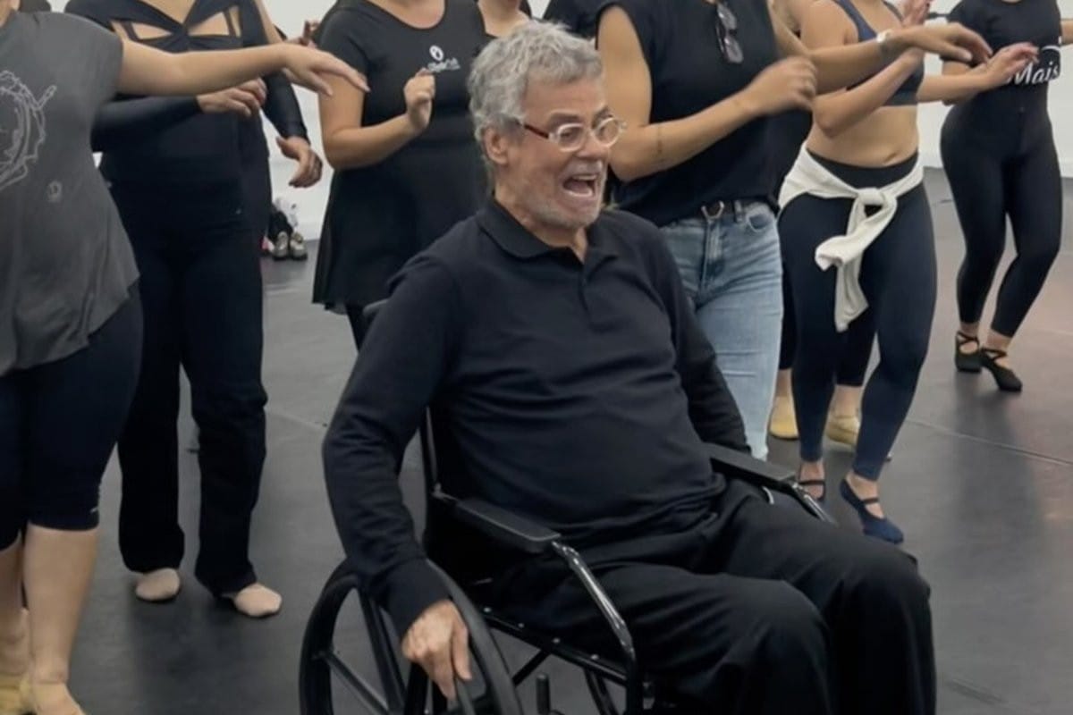 Carlinhos de Jesus Revela Diagnóstico e Explica Uso da Cadeira de Rodas