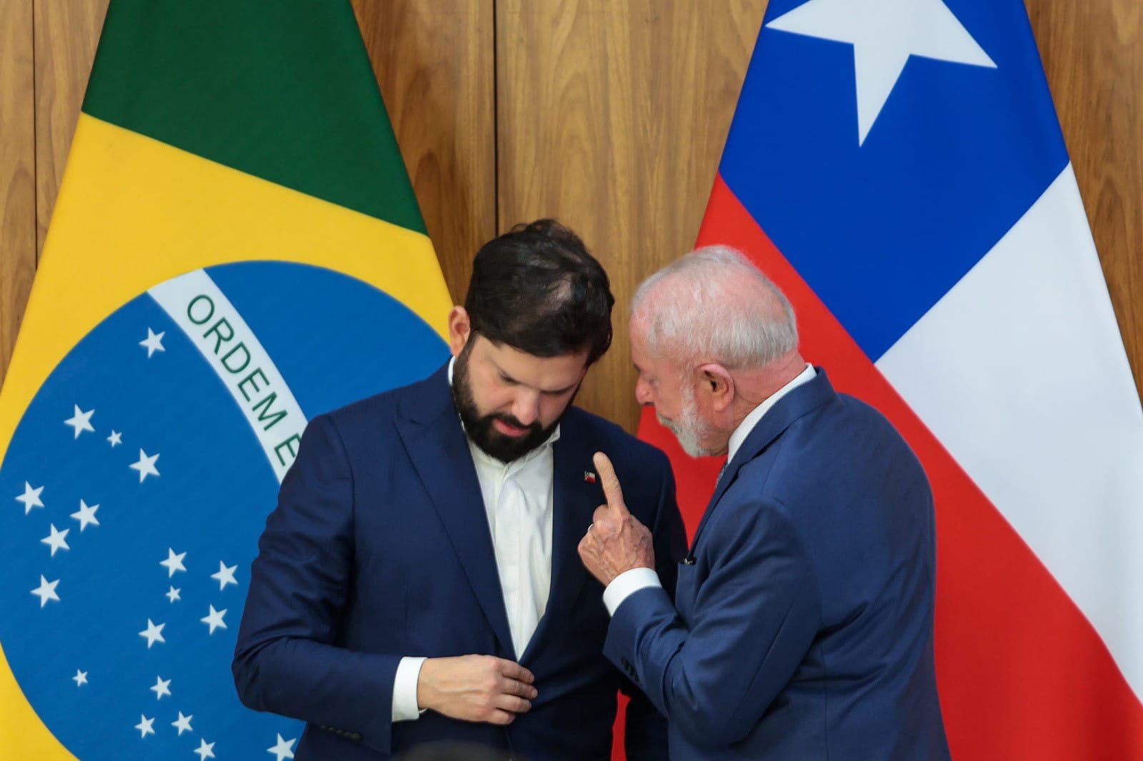 Democracia em Pauta: Lula em Santiago Responde à Pressão de Trump