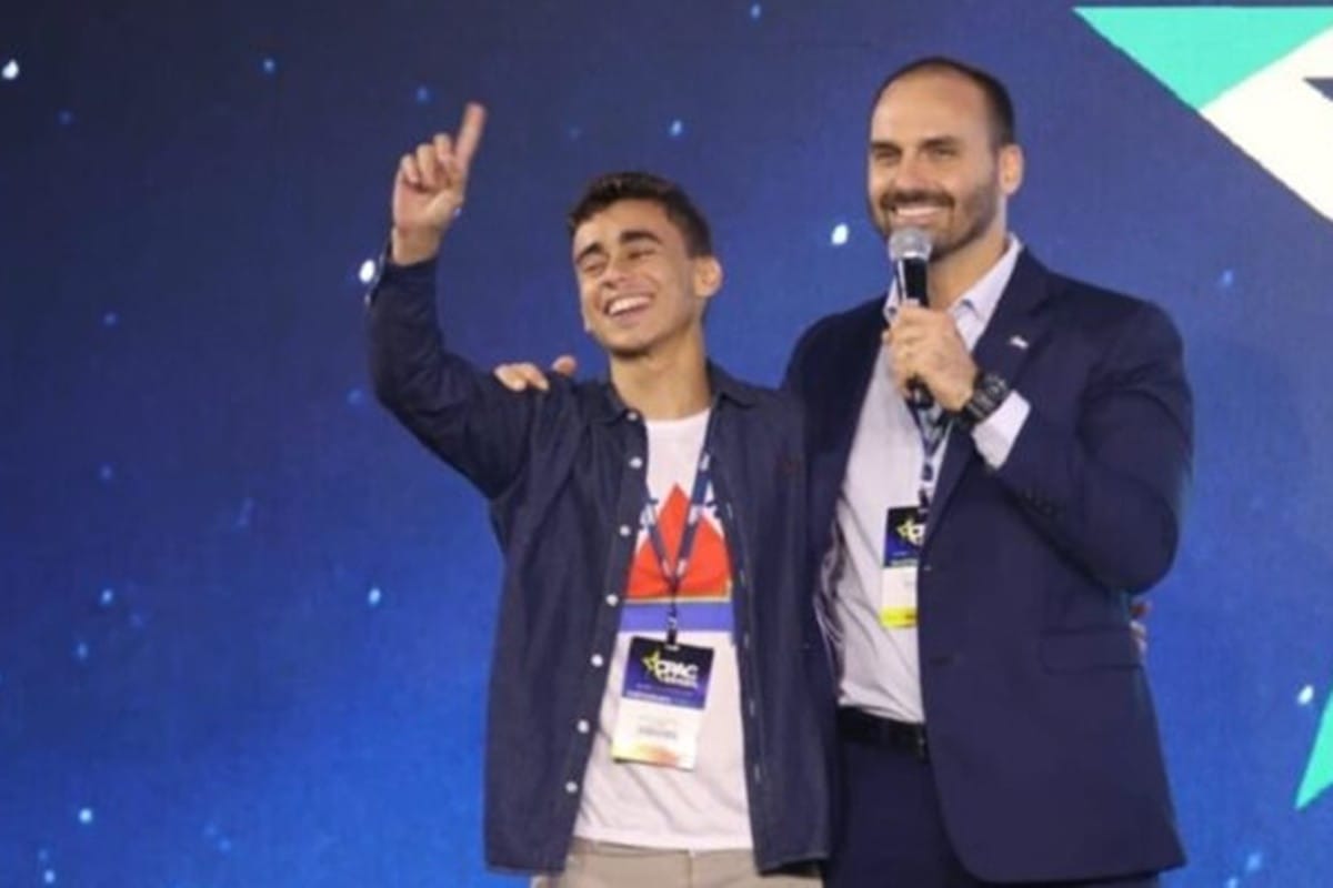 Eduardo Bolsonaro comenta atuação de Nikolas Ferreira nas redes sociais e pede apoio político