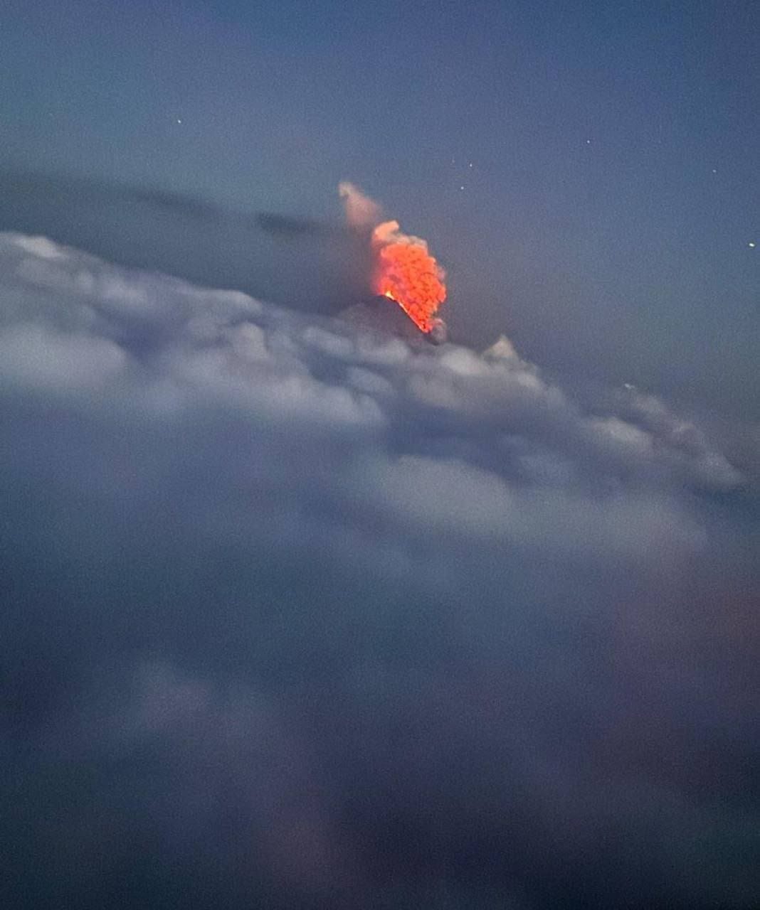 Erupção Vulcânica no Vulcão Klyuchevskoy na Rússia: Ocorrência após Terremoto de Magnitude 8.8