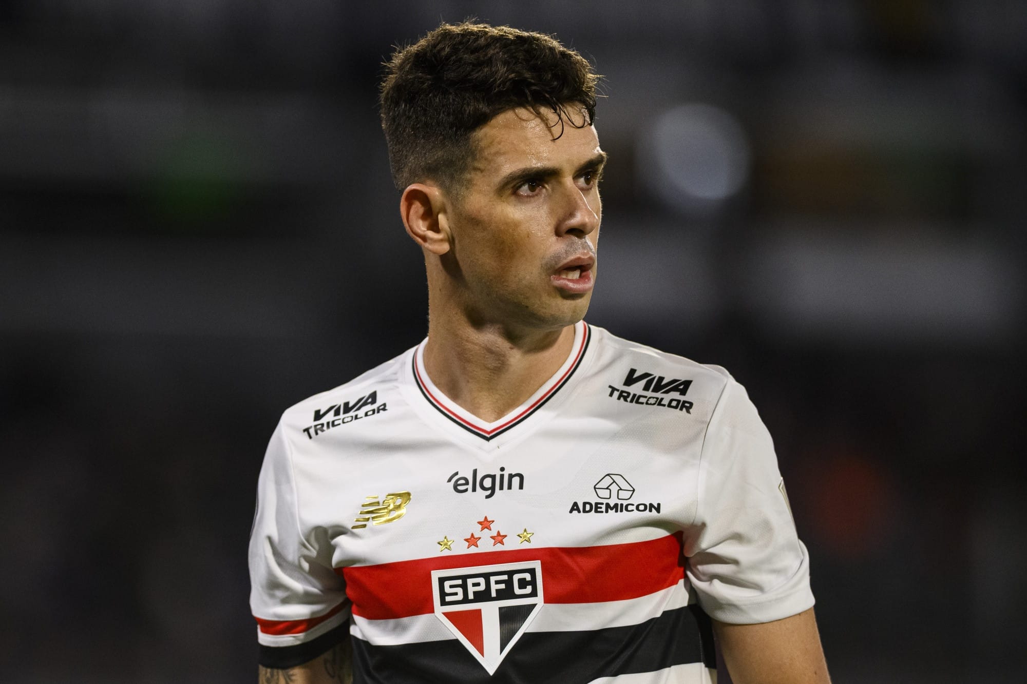 Fratura na Região Lomba: Oscar Sofre Lesão Grave e se Fila no São Paulo