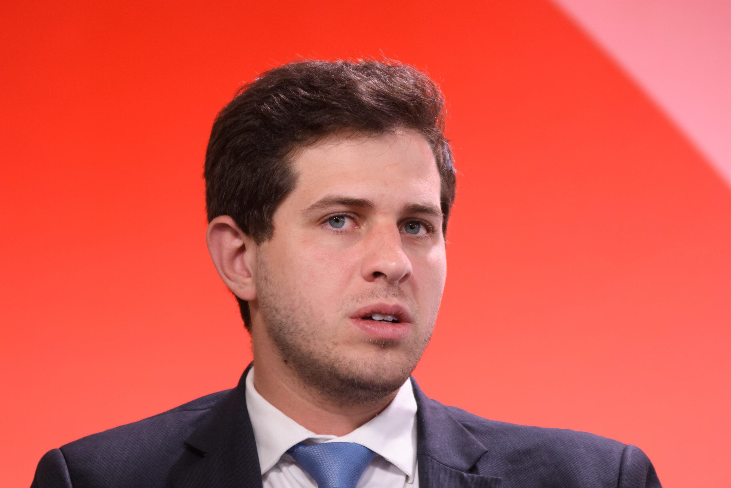 Impunidade Não é Opção: Líder do PSB Defende Justiça sem Prejuízo à Economia