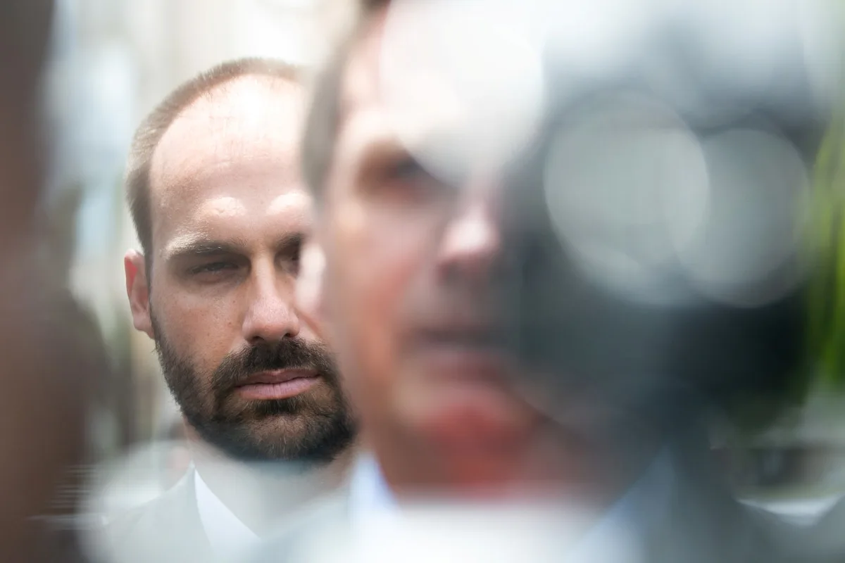 Licença de Eduardo Bolsonaro Termina: Análise do Futuro Parlamentar