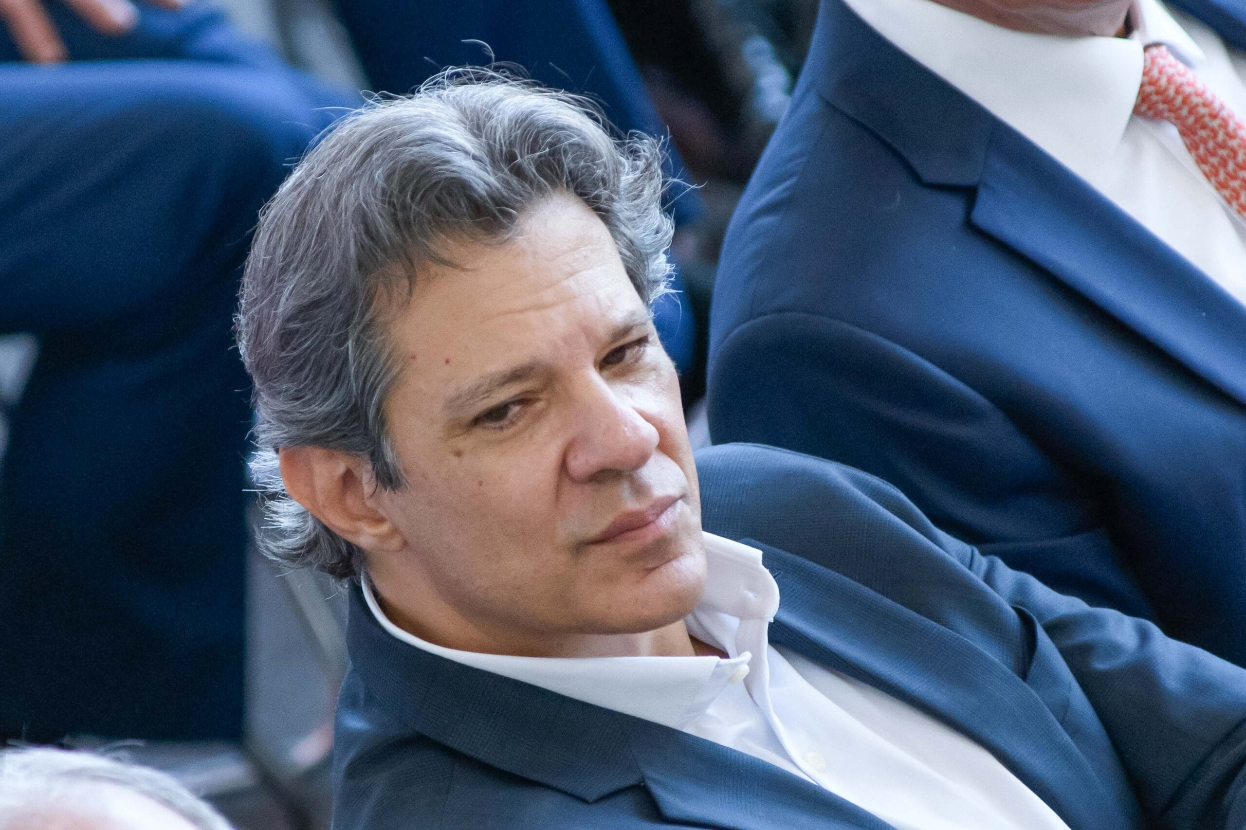 Lula não se curvará a Trump: Haddad defende postura digna nas relações internacionais