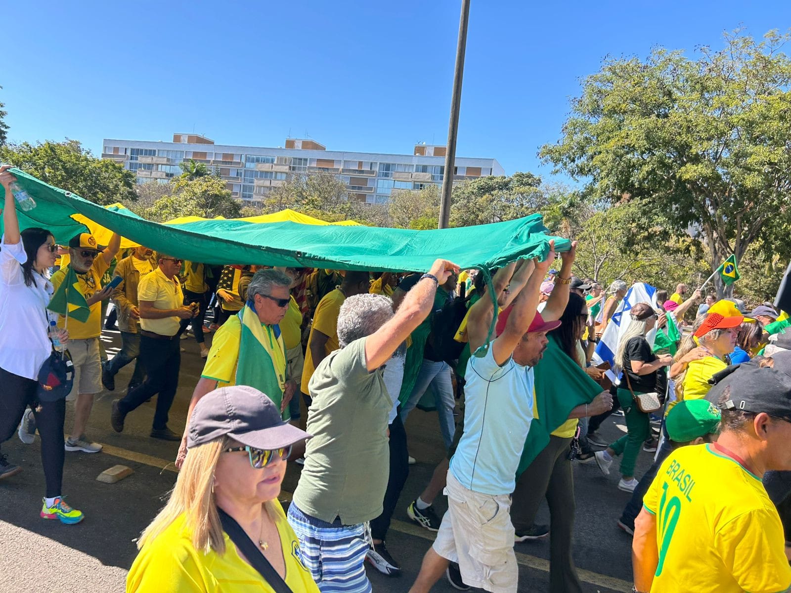 Manifestantes Reúnem-se na Porta do Condomínio de Bolsonaro após Ato de Oposição
