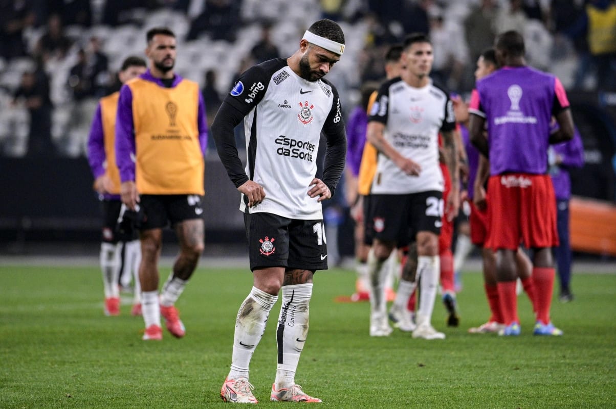 Memphis Depay: Protestos na Sede do Corinthians Revelam Insatisfação da Torcida