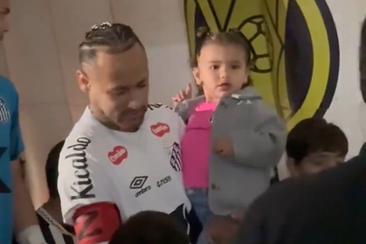 Neymar Encanta Fãs com Momento Fofo ao Entrar em Campo com a Filha Mavie na Vila Belmiro