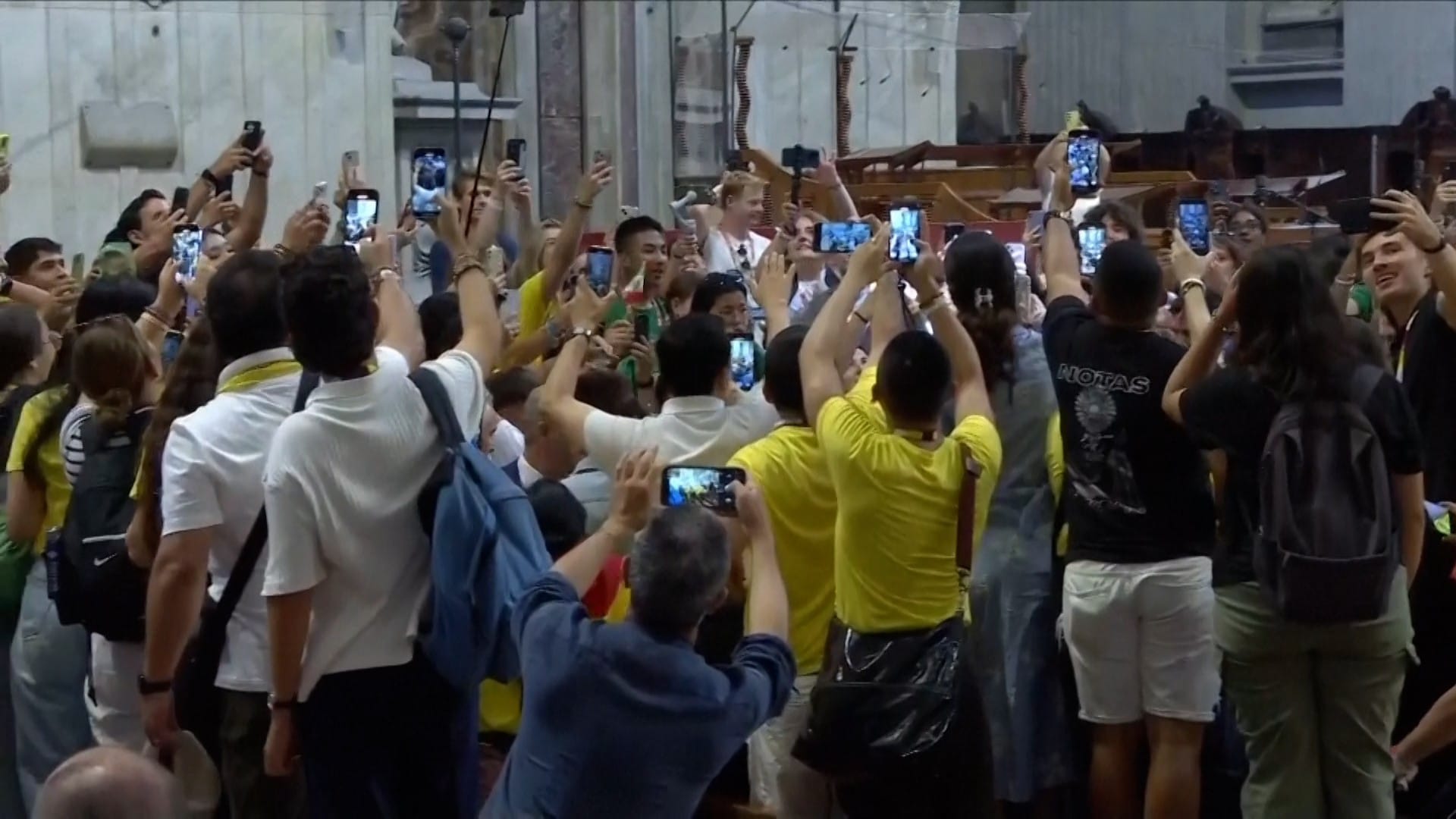 Papa Francisco Enfrenta Desafios Com Influenciadores Digitais na Basílica de São Pedro