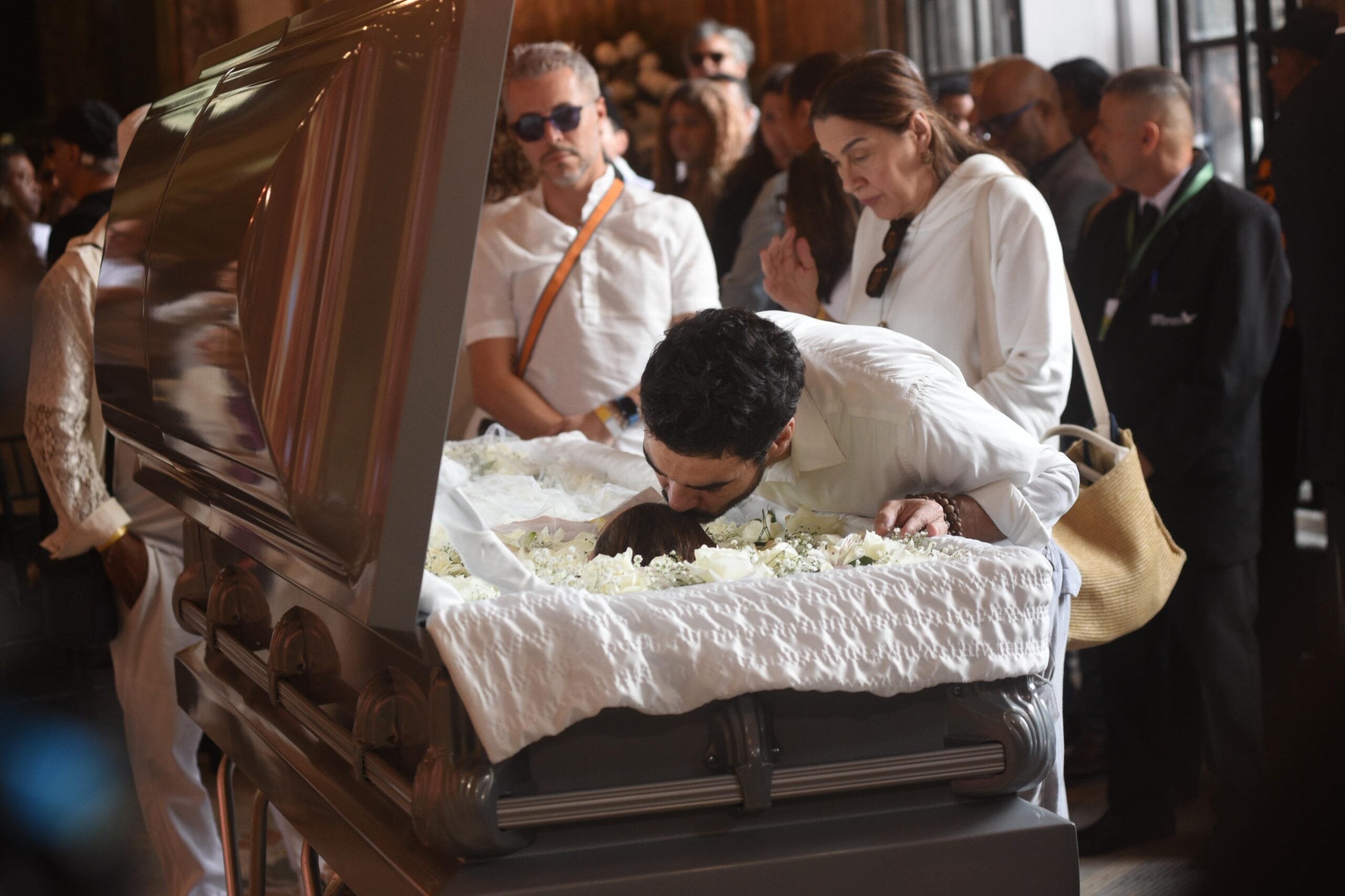 Preta Gil se Despede com Emoção no Rio de Janeiro: Caio Blat e Personalidades Marcam Presença
