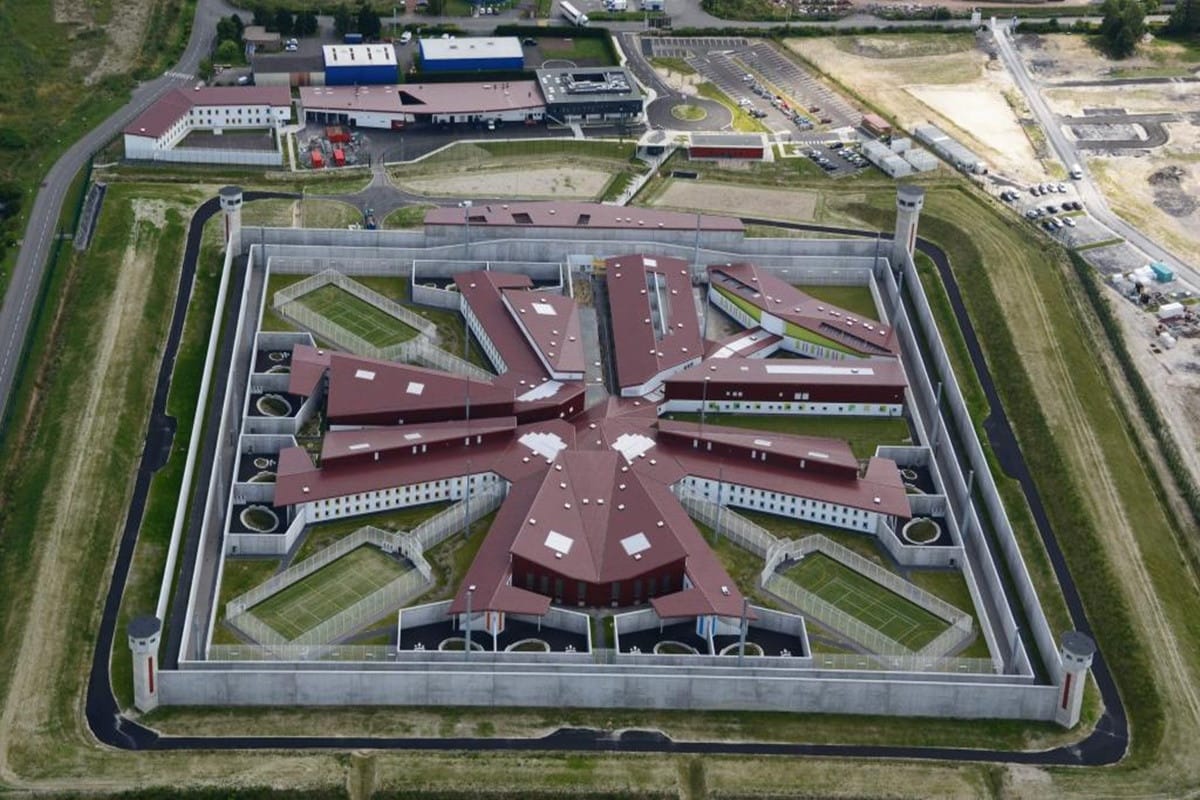 Prisão de Segurança Máxima: França Inaugura Nova Unidade com Isolamento Total