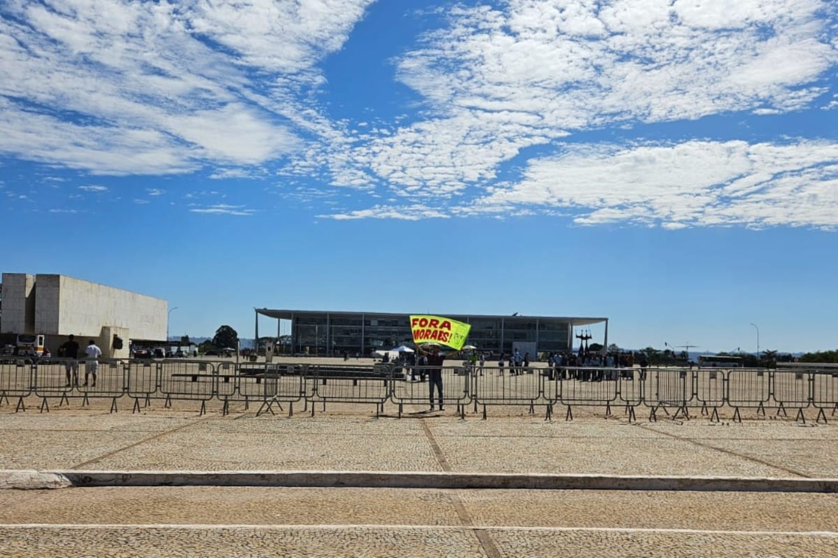 Protesto contra Moraes: Manifestação Isolada no STF Após Decisão sobre Bolsonaro