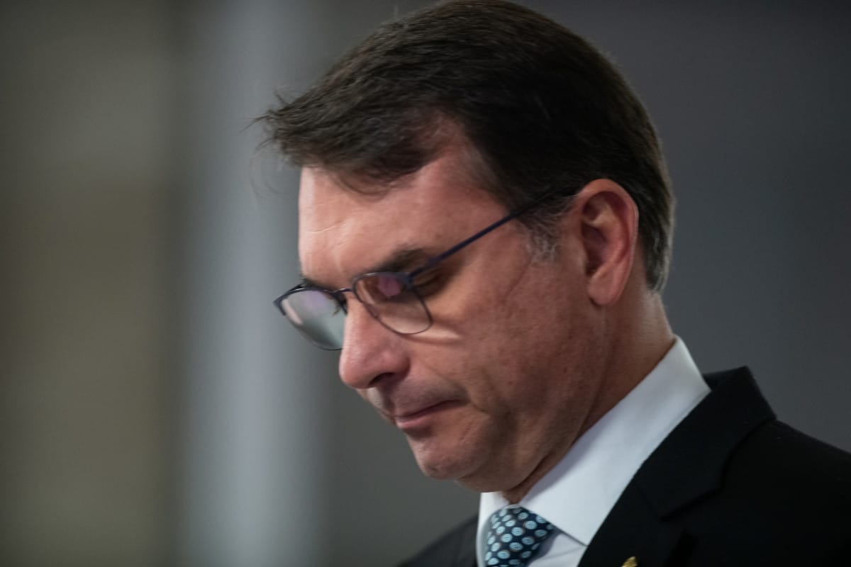 Tarifaço: Flávio Bolsonaro se Manifesta Após Críticas de Haddad sobre Negociações com os EUA
