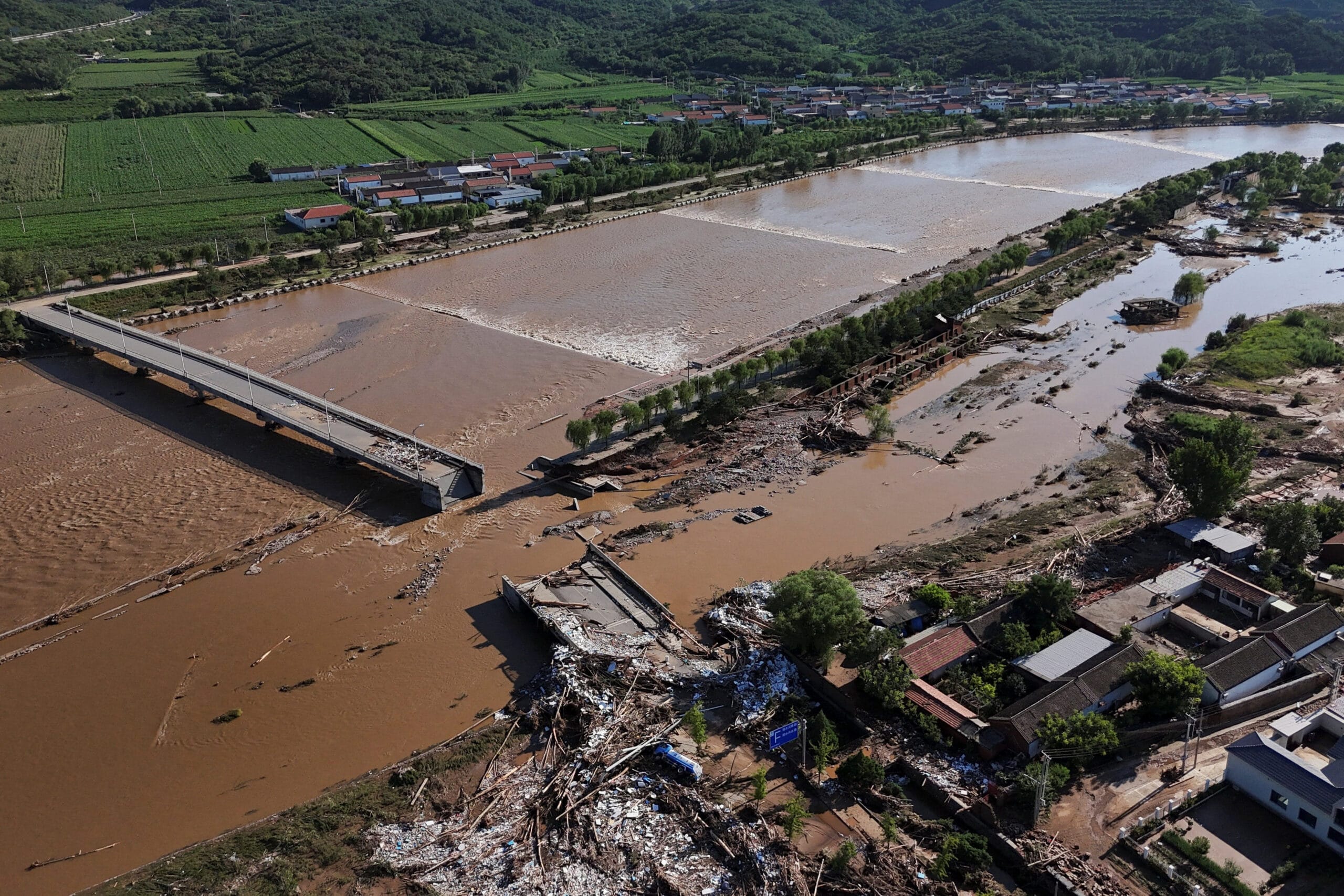 Tempestades em Pequim: Lavouras Extremas e Medidas de Emergência