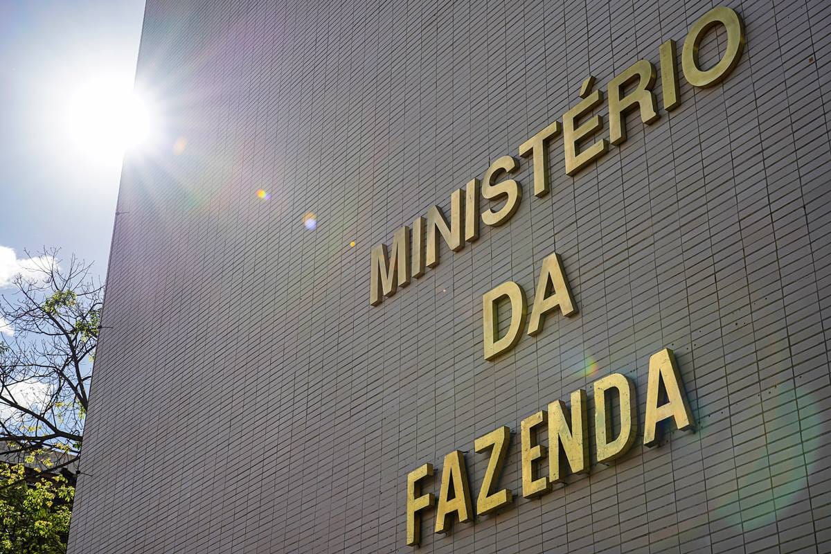 Tesouro Nacional Reduz Emissões em Meio a Cenário de Incertezas Econômicas
