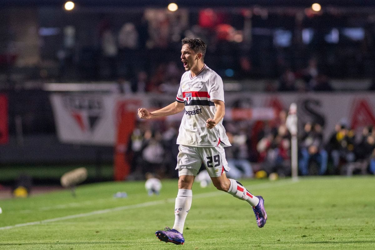 vitória do São Paulo por 2 a 1 sobre Athletico-PR nas Oitavas da Copa do Brasil