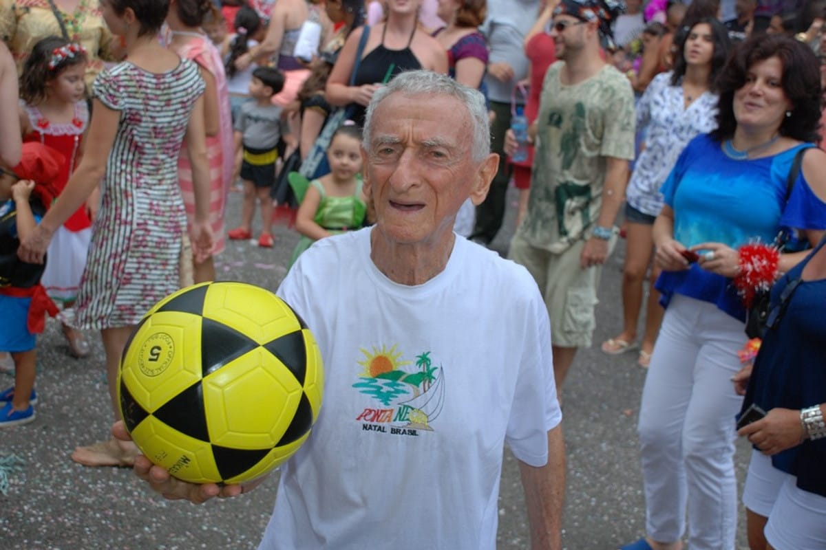 Vovô das Embaixadas: A Legenda de Jankel Schor que Cativou o Mundo do Futebol