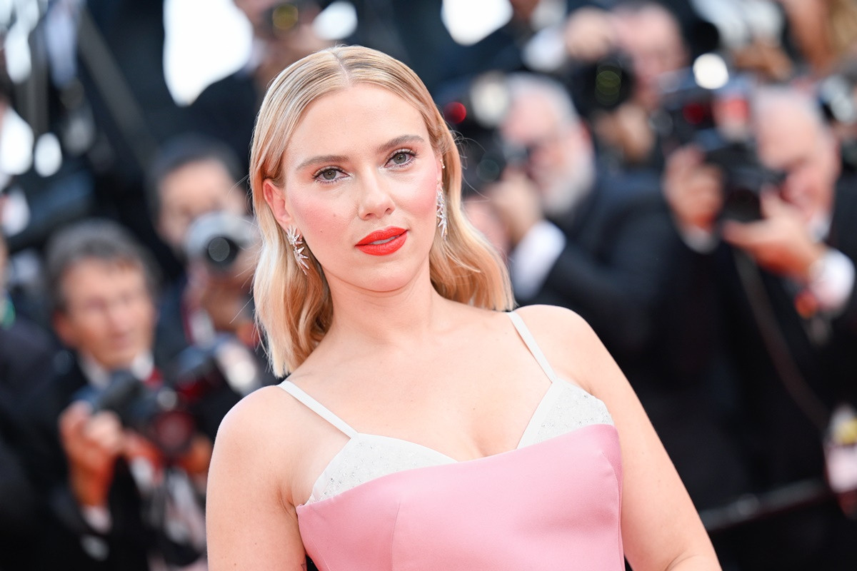 A Inusitada Coincidência entre Scarlett Johansson e AC/DC
