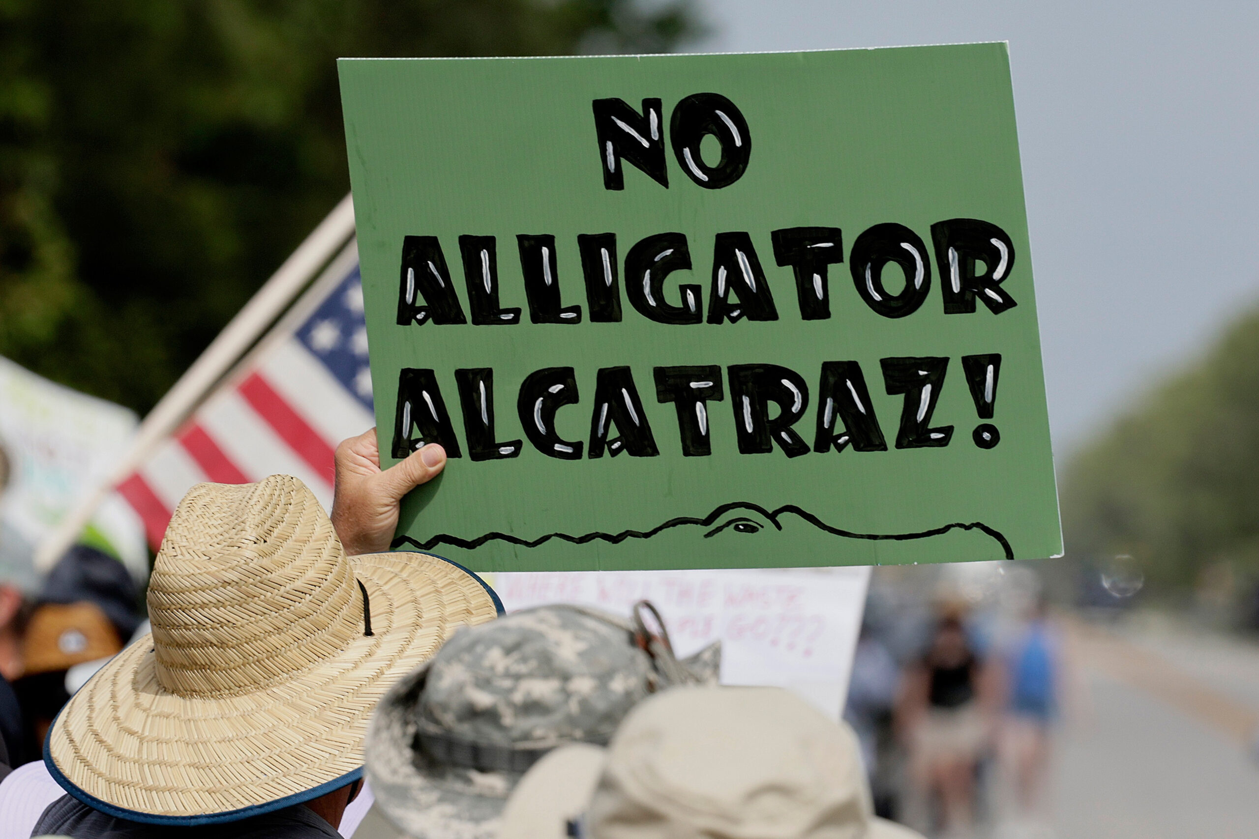 Alcatraz dos Jacarés: Justiça Federal Suspende Parcialmente Construção de Centro de Detenção para Imigrantes