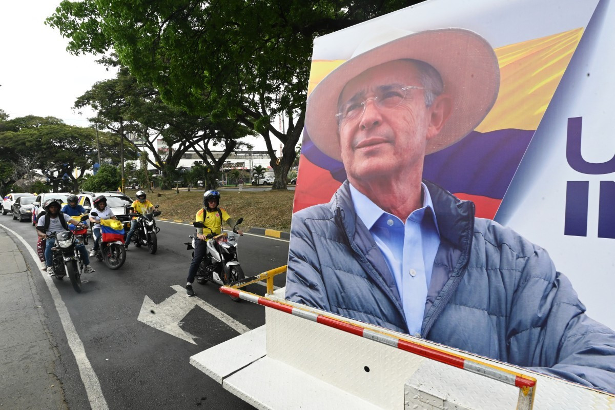 Condenação de Álvaro Uribe: Justiça colombiana sentencia ex-presidente a prisão domiciliar