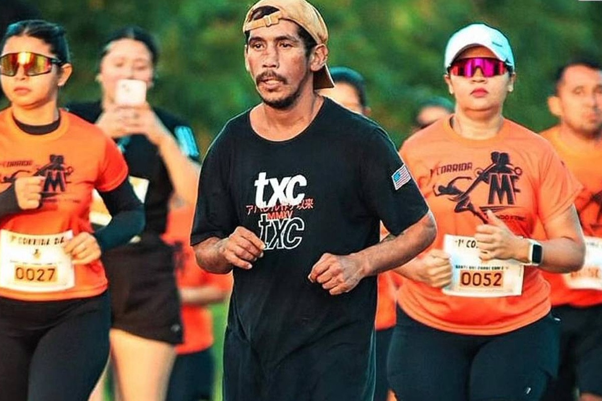 Corredor Bêbado: Isaque Corre 8 km de Chinelo e Ganha Medalha