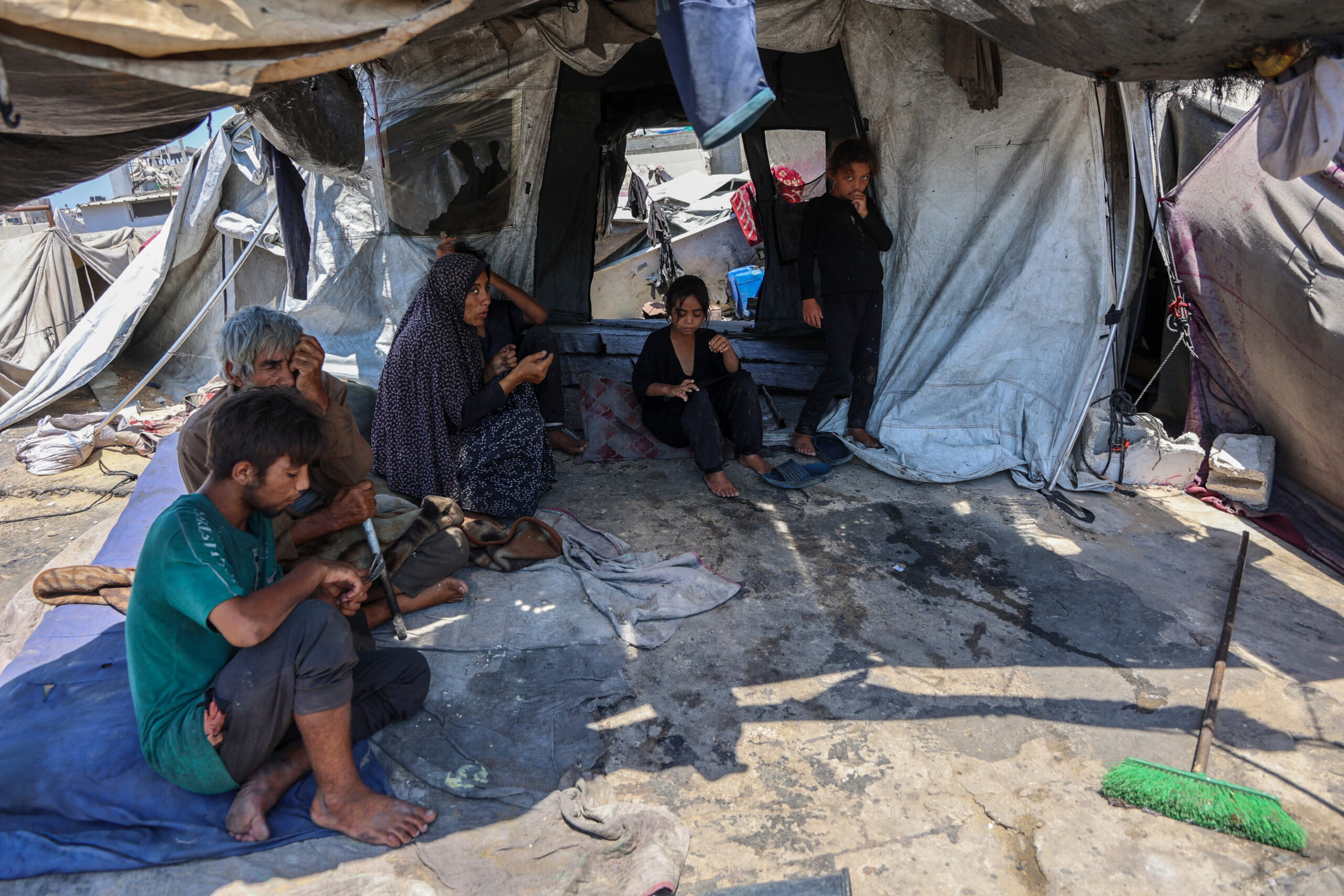 Crise Humanitária Gaza: Netanyahu Requer Ajuda à Cruz Vermelha, Hamas Impõe Condições