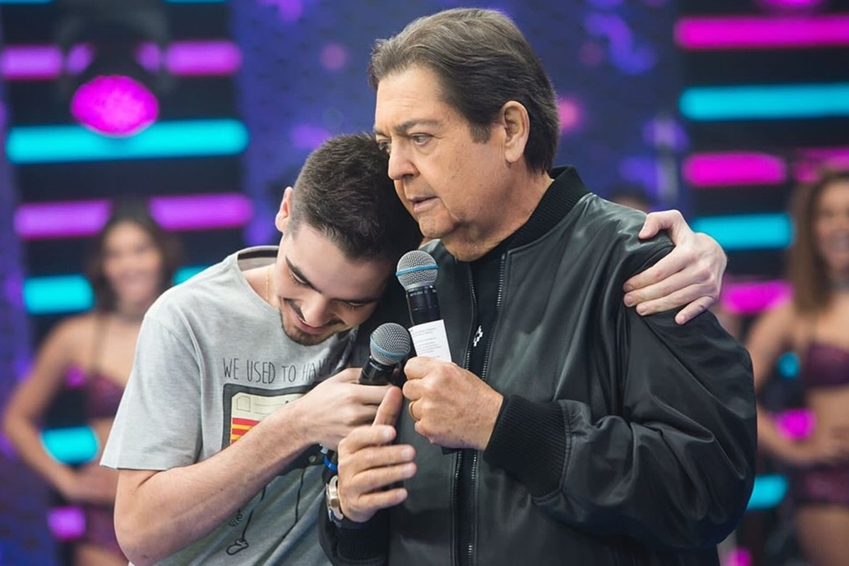 Homenagem Faustão: João Silva celebra pai durante estreia do Programa do João