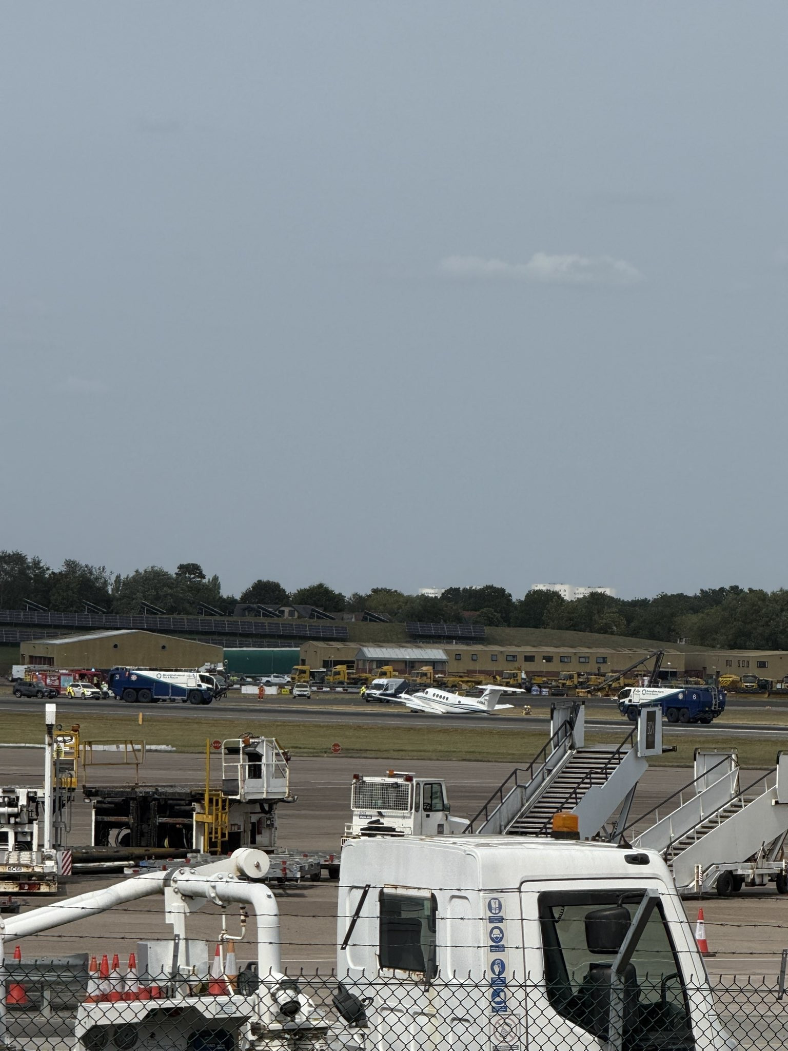Incidente aeroporto birmingham: pista fechada após acidente com avião