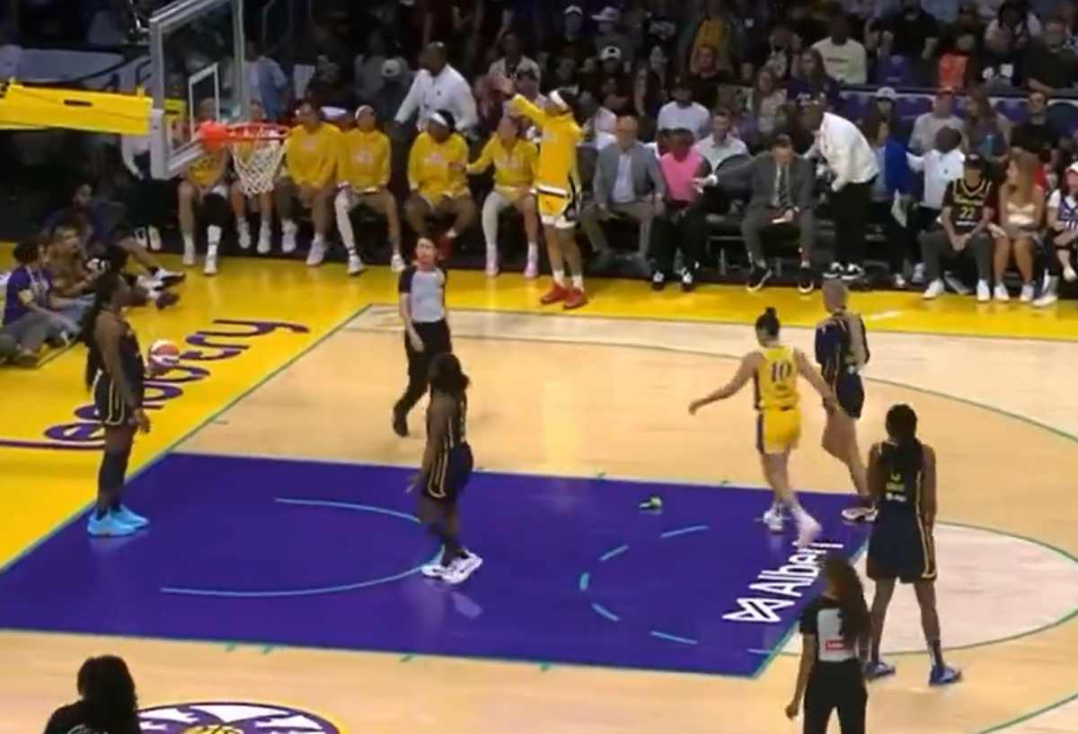 Jogo WNBA Paralisado após Arremesso de Banana: Um Incidente Inconveniente