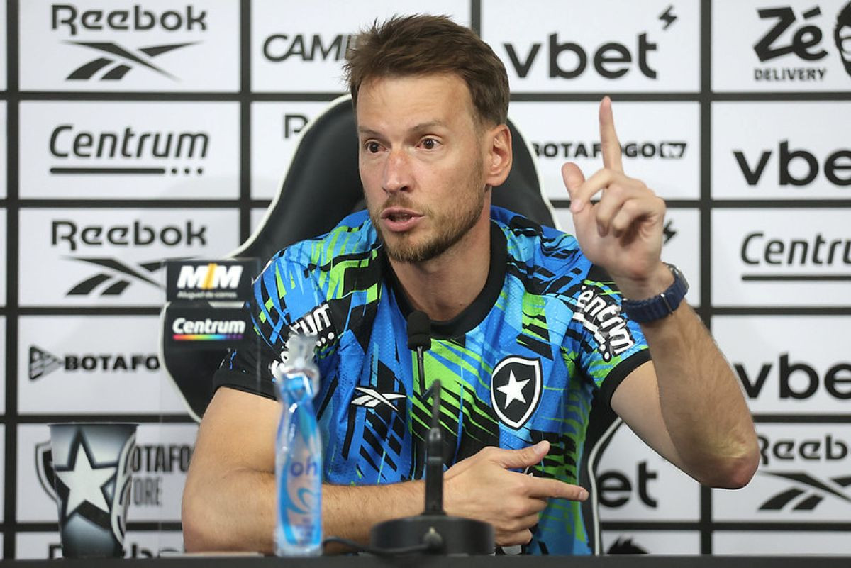 Neto: Botafogo apresenta goleiro e revela competição intensa