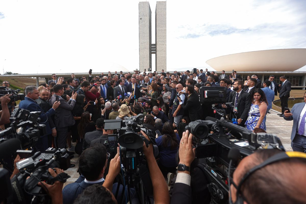 Obstrução no Congresso: Líder do PL anuncia medidas contra prisão de Bolsonaro