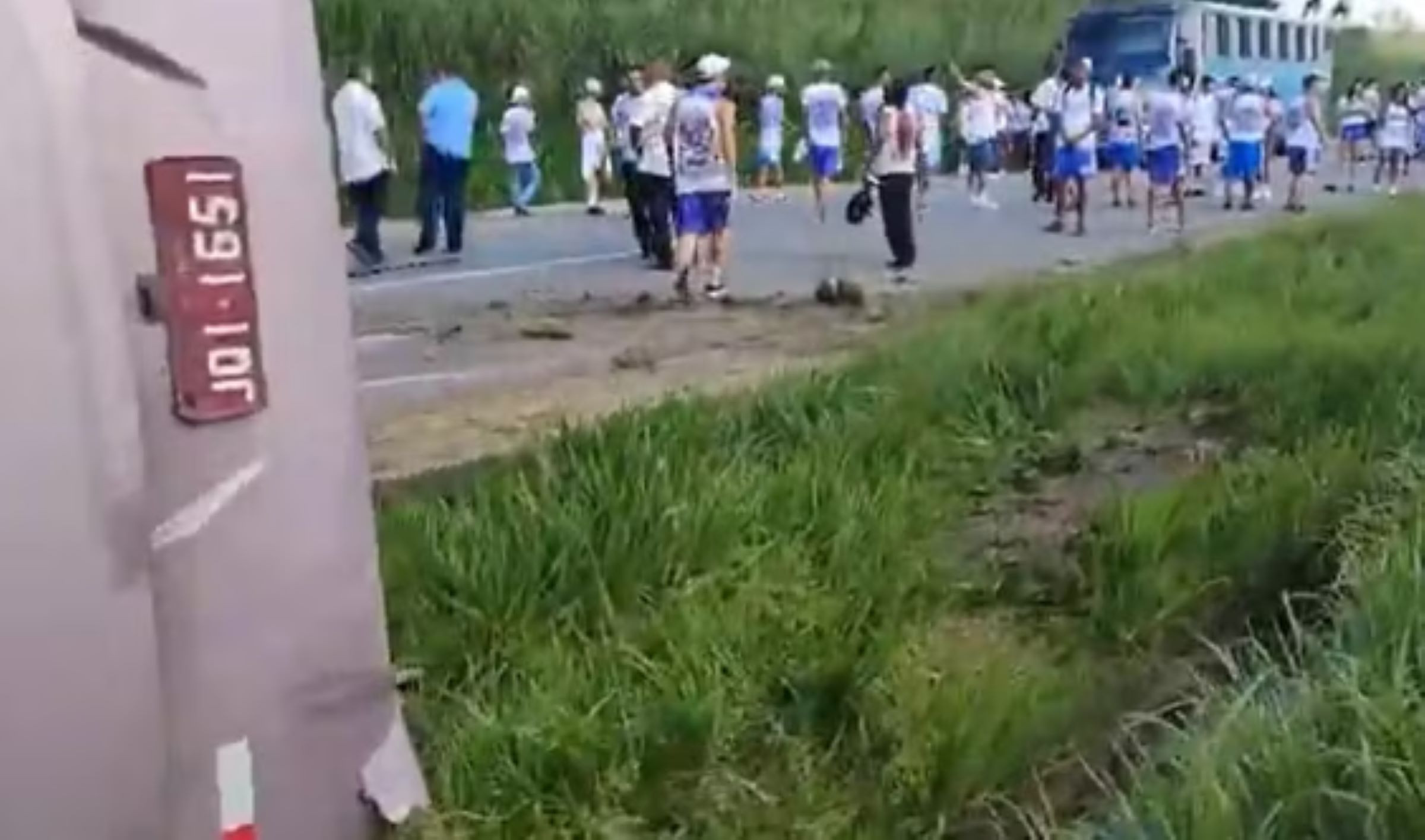 ônibus com torcedores do Bahia tomba na BR-101: o acidente que interrompeu a viagem para Recife