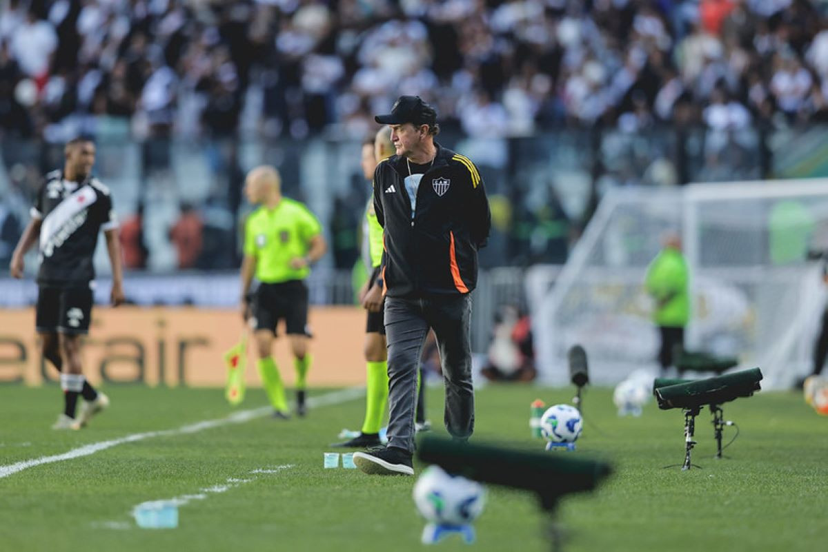 Penalidade: Cuca analisa o árbitro do Vasco x Atlético-MG no Brasileirão
