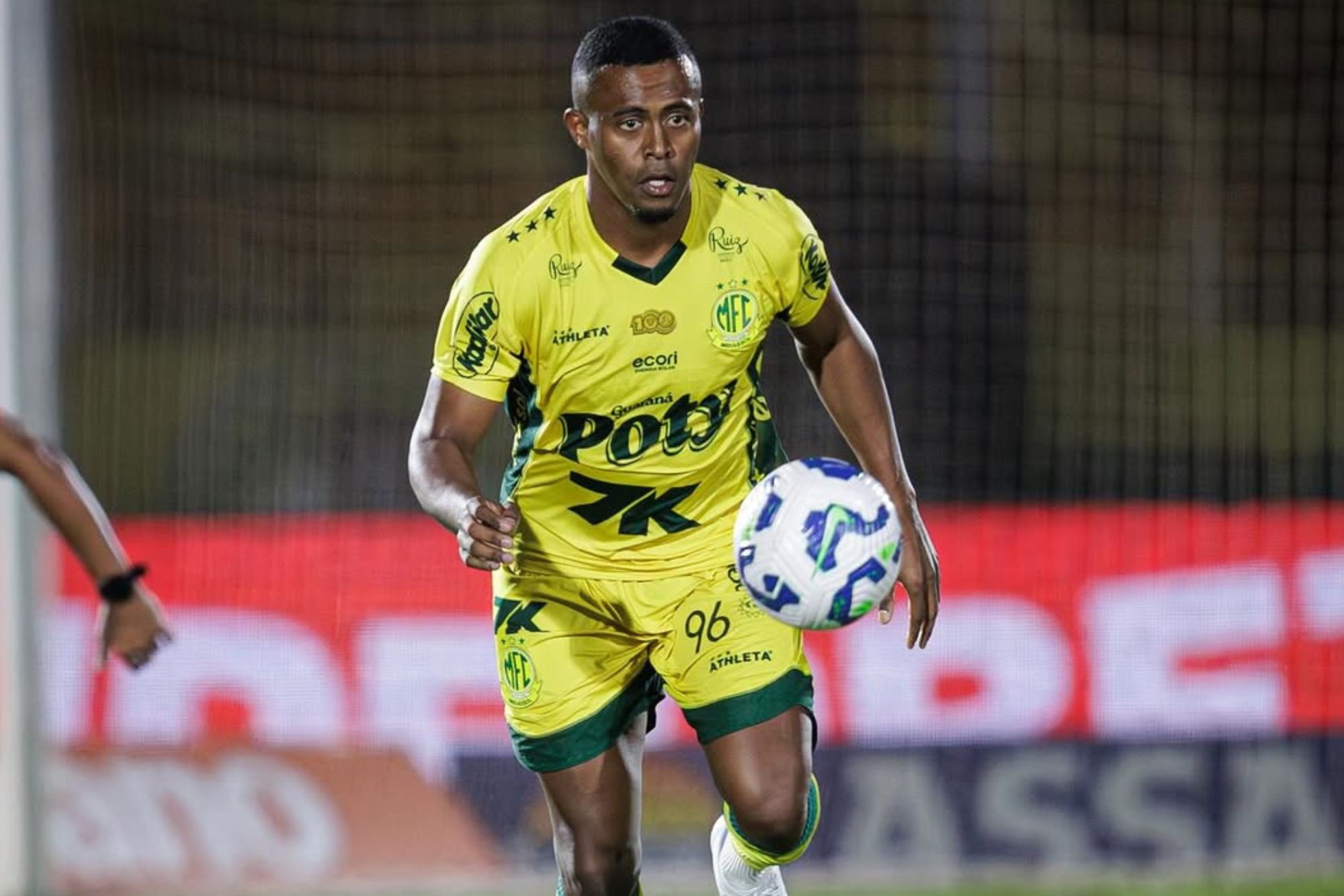 Racismo no Futebol: O Caso de Carlos Eduardo após Vitória sobre o Vasco