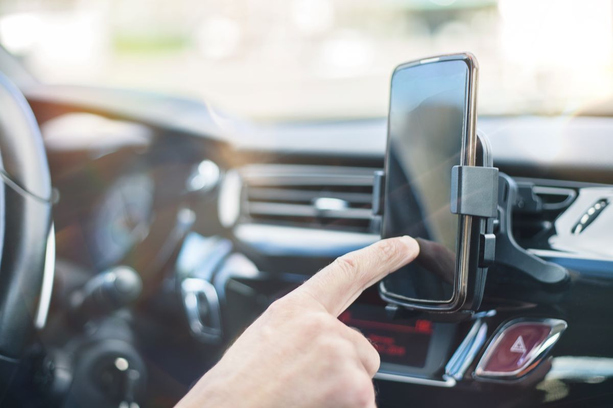 SC: Mais de 50 mil motoristas multados por dirigir usando celular em 2025