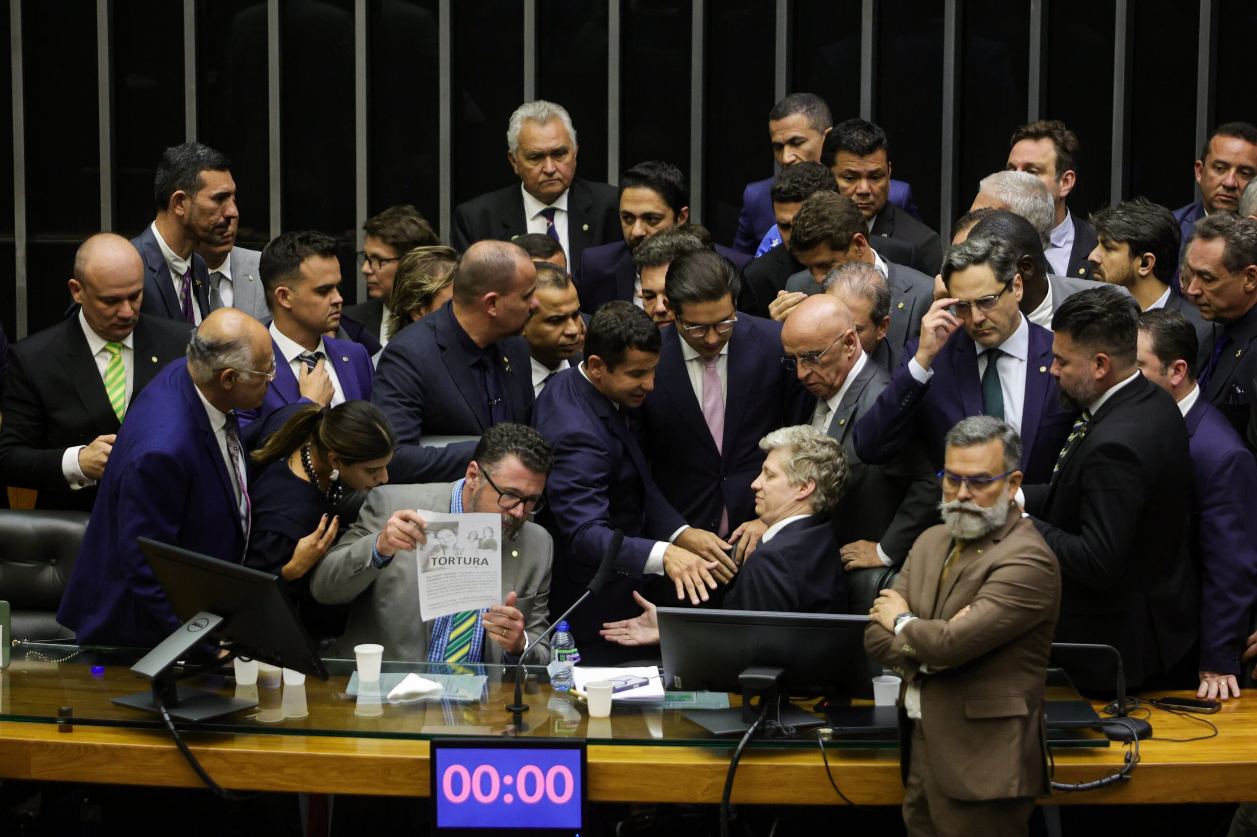 Suspensão de Deputados: Câmara Federal Encaminha Denúncias à Corregedoria
