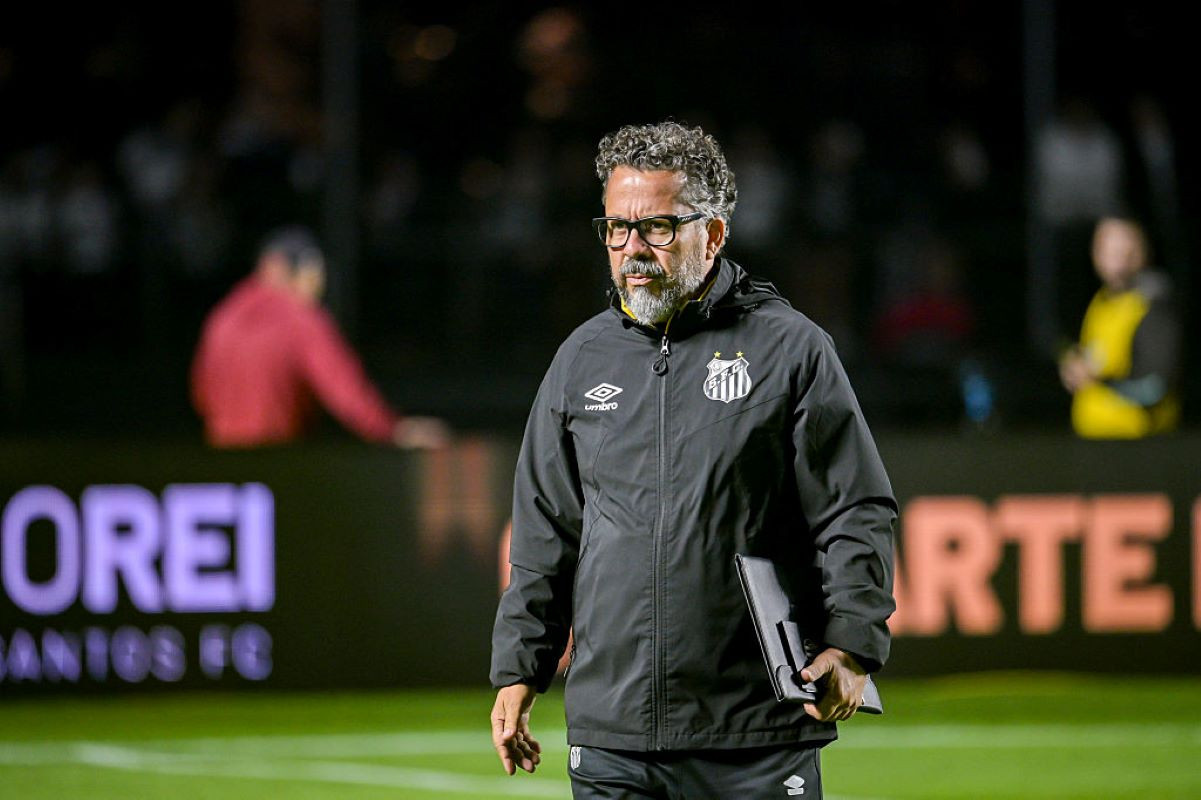 Vaias no Santos: Cléber Xavier Enfatiza o Trabalho após a Série B