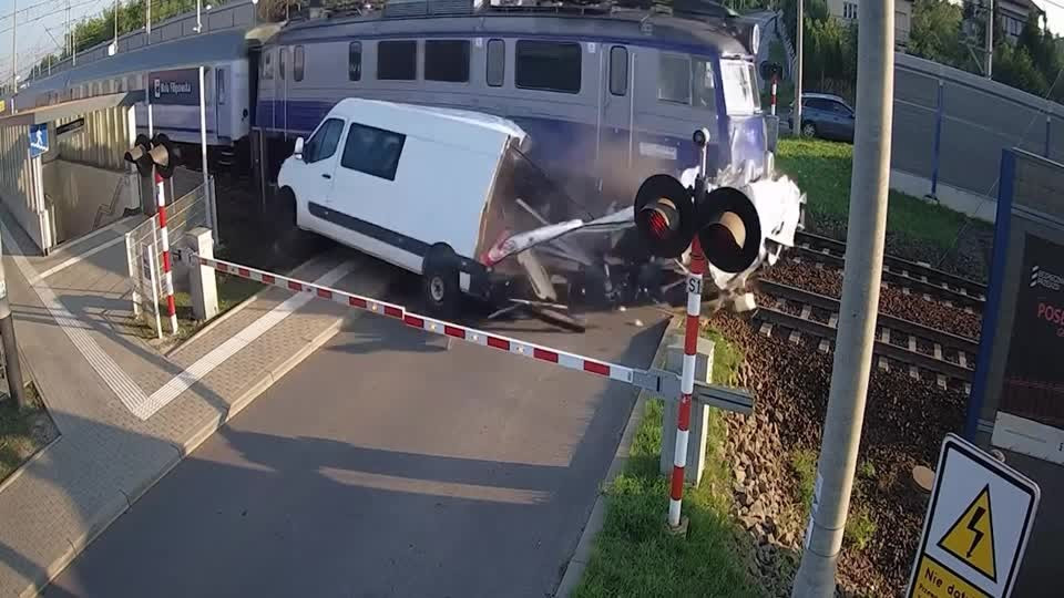 Van Atropelada por Trem em Acidente Polaco: Segurança Ferroviária em Discussão