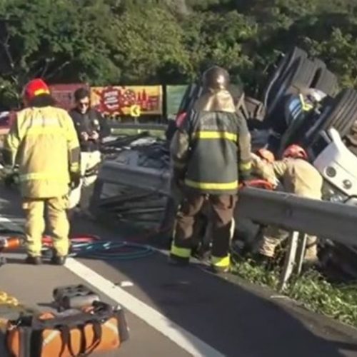 Acidente de Trânsito em Rodovia da Paraíba: Carreta Tomba e Deixa Vítima Presa às Ferragens