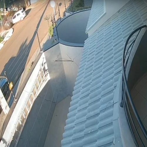 Acidente em Maringá: Carro capota após colisão em cruzamento; vídeo mostra momento