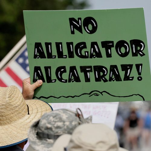 Alcatraz dos Jacarés: Justiça Federal Suspende Parcialmente Construção de Centro de Detenção para Imigrantes