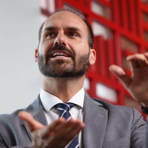 Análise da Decisão Judicial: Eduardo Bolsonaro Classifica a Medida de Tornozeleira como Dictatorial